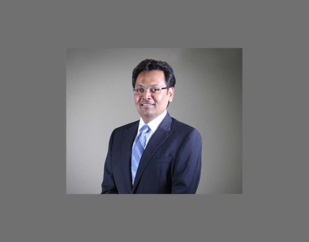 নিখিলের মতো হিতলেরও বেতন প্রতি বছর পাল্লা দিয়ে বৃদ্ধি পেয়েছে। হিতল রিলায়্যান্সে যোগ দেন ১৯৯৫ সালে। তিনিও এখন সংস্থার এগজিকিউটিভ ডিরেক্টর। ২০১৪-১৫ অর্থবর্ষে তাঁর বেতন ছিল ভারতীয় মুদ্রায় ১২ কোটি ৩ লক্ষ টাকা। তাঁর বর্তমান আয় প্রায় ২০ কোটি টাকা, যা মুকেশ অম্বানীর বেতনের থেকে প্রায় পাঁচ কোটি টাকা বেশি।