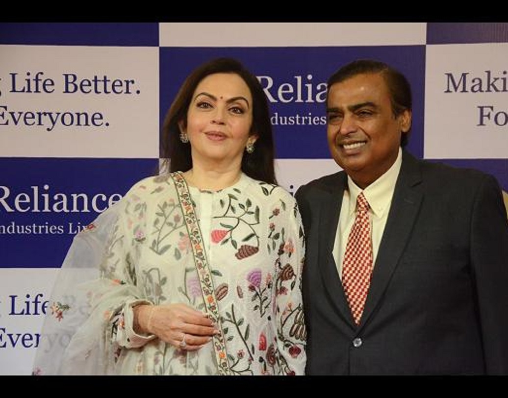 নিজের বেতন না বাড়ালেও, স্ত্রী নীতা অম্বানীর বেতন বৃদ্ধি করেছেন মুকেশ। রিলায়্যান্সের অনির্বাহী পরিচালক (নন একজিকিউটিভ ডিরেক্টর) নীতার ২০১৭-১৮ অর্থবর্ষে বেতন ছিল ভারতীয় মুদ্রায় দেড় কোটি টাকা, যা এই বছর বেড়ে হয়েছে ১ কোটি ৬৫ লক্ষ টাকা।