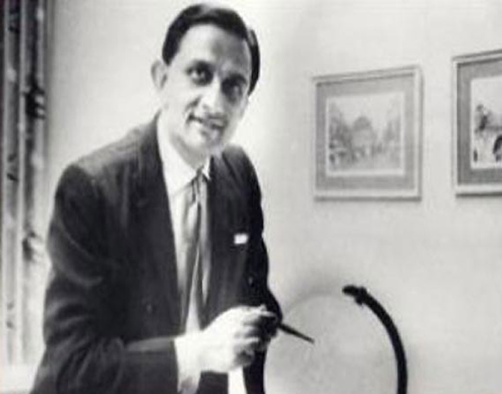 ১৯১৯ সালের ১২ অগস্ট তাঁর জন্ম গুজরাতের বিখ‌্যাত সারাভাই পরিবারে। দেশের স্বাধীনতা সংগ্রামে এই বর্ধিষ্ণু ব্যবসায়ী পরিবারের অবদান  অনেক। যদিও বিক্রমের আকর্ষণ ছিল বহুমুখী। বিজ্ঞান থেকে ক্রীড়া হয়ে সংখ্যাতত্ত্ব। তবে কেম্ব্রিজ বিশ্ববিদ্যালয়ের এই প্রাক্তনীর আকর্ষণের ভরকেন্দ্র ছিল অবশ্যই বিজ্ঞান। তিনি আজীবন চেয়ে এসেছিলেন পারমাণবিক শক্তি ব্যবহৃত হোক মানবকল্যাণে।