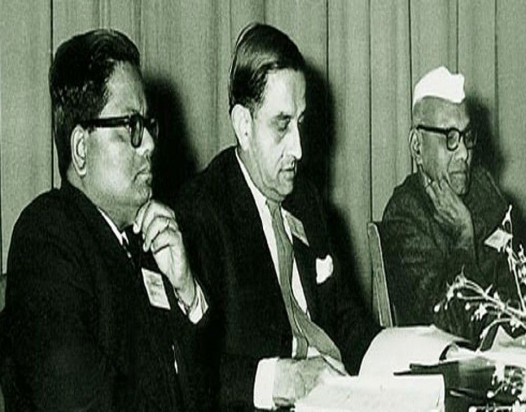 ১৯৭৫ সালে রুশ কসমোড্রোম থেকে সফল উৎক্ষেপণ হয় ভারতের প্রথম কৃত্রিম উপগ্রহ ‘আর্যভট্ট’-র। এই সাফল্যে যাঁর অবদান অগ্রগণ্য, সেই বিক্রম সারাভাই কিন্তু এই সুদিন দেখে যেতে পারেননি। ১৯৭১ সালে মাত্র ৫২ বছর বয়সে মৃত্যু হয় এই বিজ্ঞানসাধকের। বিশেষজ্ঞ ও বিজ্ঞানীদের মধ্যে অনেকেরই অভিমত, তাঁর মৃত্যু স্বাভাবিক ছিল না।