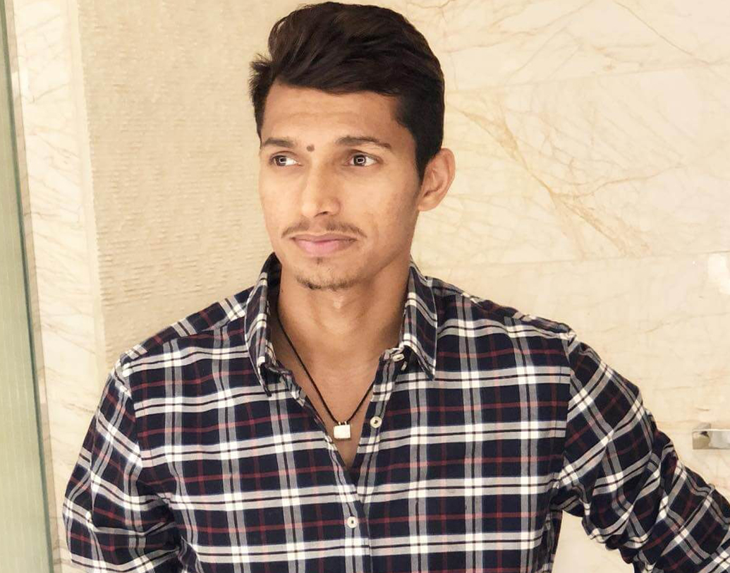 সাইনির জন্ম এক লড়াকু পরিবারে। সাইনির দাদু, করম সিংহ ছিলেন নেতাজি সুভাষ চন্দ্র বসুর ইন্ডিয়ান ন্যাশনাল আর্মির সদস্য। সেই লড়াই বোধ হয় ছোট থেকেই ঢুকে গিয়েছে সাইনির মধ্যে। কারণ তাঁর ভারতীয় দলে খেলার সুযোগ খুব সহজে আসেনি।