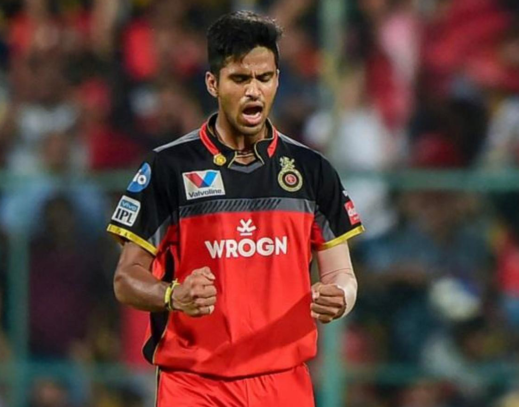 ২০১৩ সালের আগে ডিউস বলে খেলেননি তিনি। খেলতেন টেনিস বল ক্রিকেট। ম্যাচ প্রতি ২০০ টাকার বিনিময় ক্রিকেট খেলতেন তিনি বিভিন্ন জায়গায়। টেনিস বলেই তখন আগুন ছোটাচ্ছেন সাইনি।