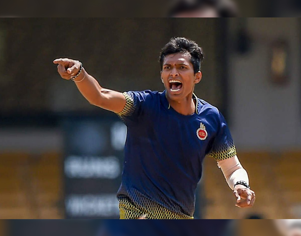 মুলত নেট বোলার হিসেবেই শুরু তাঁর জীবন। দিল্লির নেটে তাঁর বল বিপাকে ফেলে গৌতম গম্ভীরকেও। গম্ভীরের বিচক্ষণ চোখ চিনে নেয় প্রতিভা। জোগাড় করে দেন বুট জুতো।