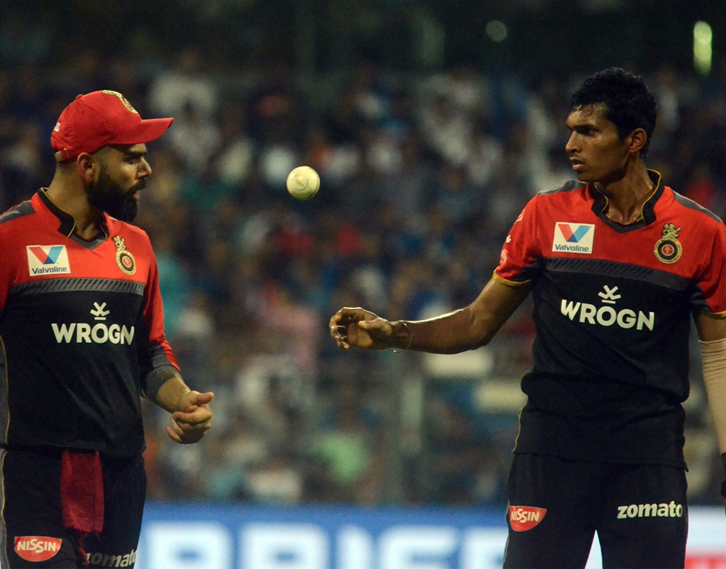 ডাক আসে আইপিএলেও। ২০১৭-এ তাঁকে নেয় দিল্লি ডেয়ারডেভিলস ১০ লক্ষ টাকায়। তবে ২০১৮ ভাগ্য ফেরে সাইনির। বিরাটের বেঙ্গালুরু তাঁকে তুলে নেয় ৩ কোটি টাকায়। সুযোগ আসে অস্ট্রেলিয়ার শেন ওয়াটসনের বিরুদ্ধে বল করার।