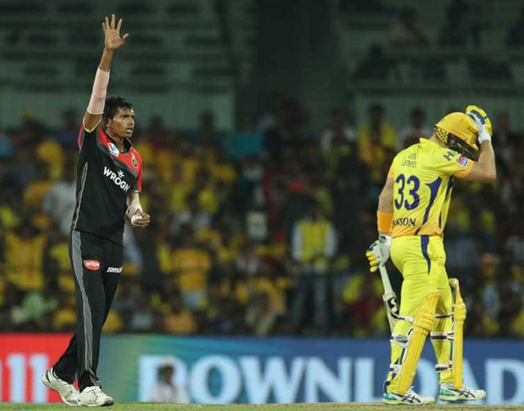 প্রথম বলেই চেন্নাই ওপেনারের হেলমেটে আছড়ে পড়ে বাউন্সার। গতি ১৫১কিমি প্রতি ঘণ্টা। বুঝিয়ে দেন কেন তাঁকে নেওয়ার জন্য এত টাকা খরচ করে বিরাটরা।