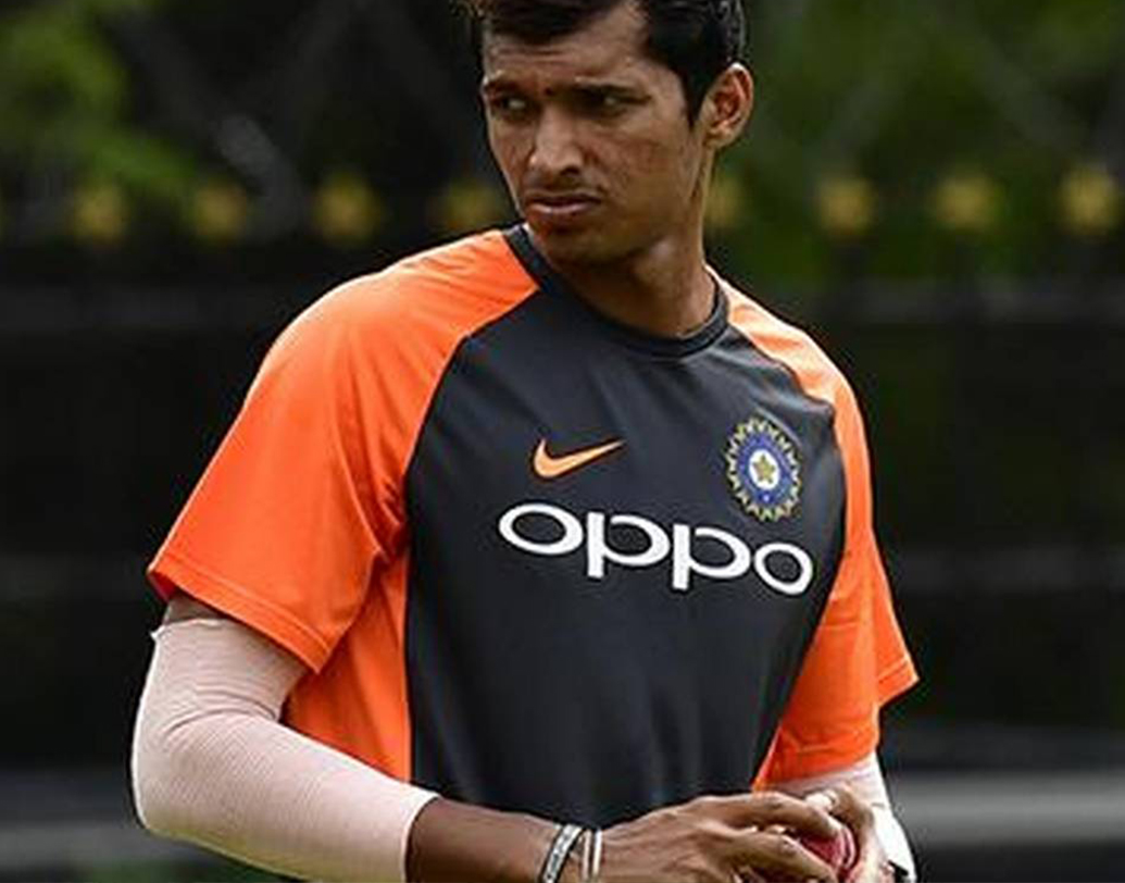 ভারতীয় দলে প্রথম ডাক আসে আফগানিস্তানের বিরুদ্ধে একমাত্র টেস্ট ম্যাচে, চোটের জন্য শামিবাদ পড়ায়। যদিও প্রথম এগারোয় খেলার সুযোগ আসেনি।