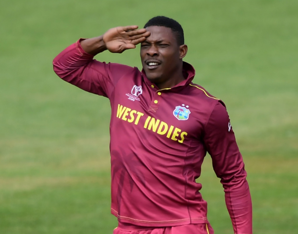 শেল্ডন কটরেল- উইকেট নিয়ে তাঁর স্যালুট এখন বিখ্যাত। বিশ্বকাপে ১১টি উইকেট নিয়ে ফর্মে থাকার প্রমাণ দিয়েছেন। সেই ফর্ম কি ভারতের বিরুদ্ধেও ধরে রাখতে পারবেন এই পেস বোলার? সেই দিকেই তাকিয়ে ওয়েস্ট ইন্ডিজ বাহিনী।