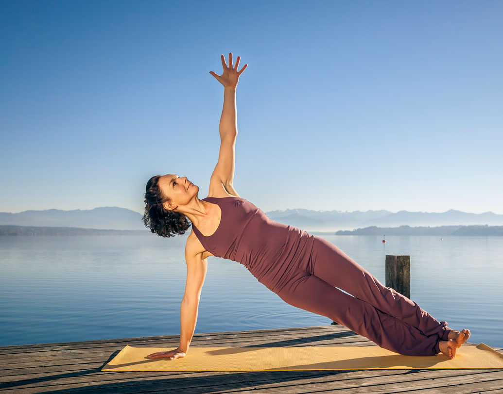 হ্যাঁ, ফিটনেস বিশেষজ্ঞরা অন্তত তেমনটাই মনে করছেন। যেমন সুকোমল সরকারের মতে, ‘‘মেদ, বিশেষ করে পেটের মেদ কমানোর ক্ষেত্রে বেশ কিছু নিয়ম মানতেই হয়। তবে যদি অত সময় না-ও পান, অথচ কিছু কৌশল মানেন, তা হলেও মেদকে জব্দ করা যায়।’’ আর তারই নিদান দিতে দিনের মধ্যে নূন্যতম কিছু সময় বরাদ্দ করার কথা বলছেন বিশেষজ্ঞরা।