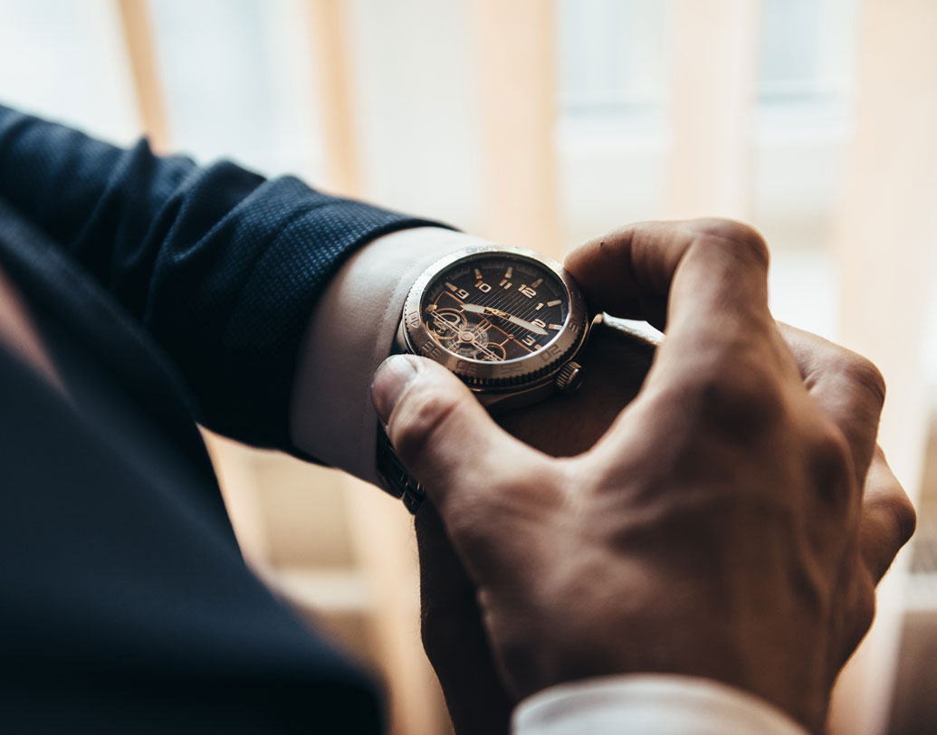 তবে প্রথমেই কি এক-দু’মিনিট ধরে রাখতে পারবেন প্লাঙ্ক? অনভ্যস্ত শরীর হলে সে চেষ্টা ভুলেও করবেন না। বরং ১০ সেকেন্ড, ২০ সেকেন্ড করে ঘড়ি ধরে ছোট ছোট টার্গেটে ভাগ করে নিন সময়সীমা।