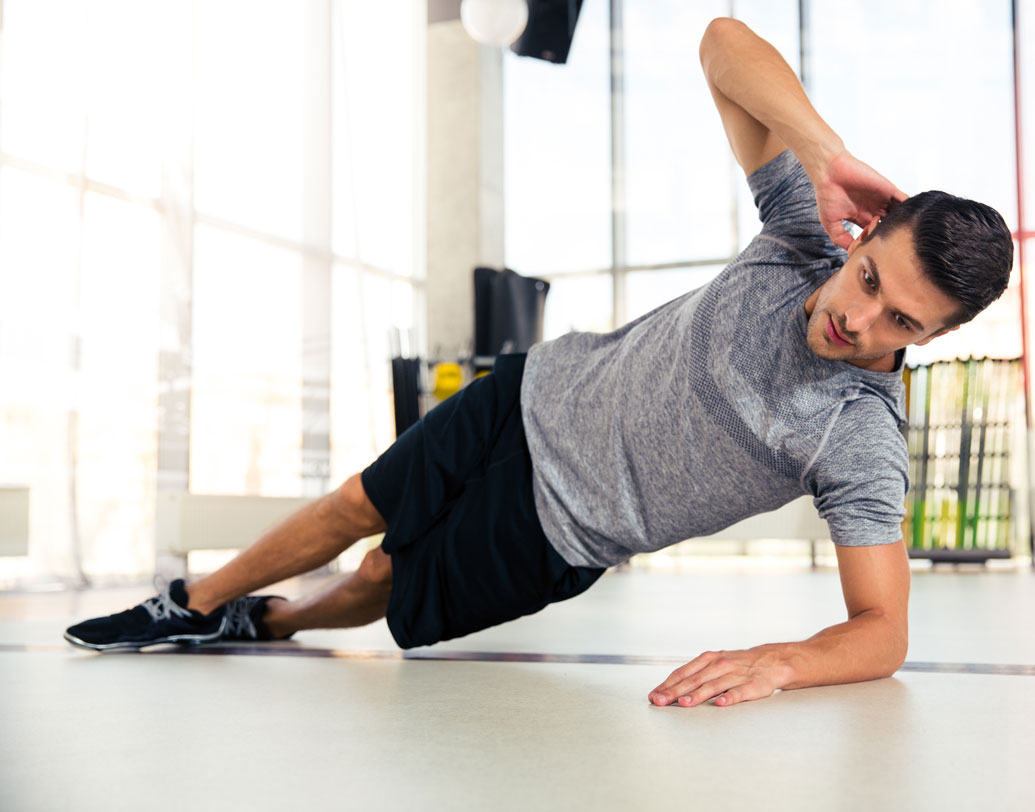 কিন্তু কেমন করে করবেন এমন প্লাঙ্ক? প্রথম দিকে অনভ্যস্ত শরীরে হাতের কনুই পর্যন্ত মাটির সঙ্গে ঠেকিয়ে প্লাঙ্ক করুন। অভ্যস্ত হয়ে গেলে হাতের পাতা ও পায়ের পাতা মাটিতে রেখে বাকি শরীরটা শূন্যে তুলে প্লাঙ্ক করুন।