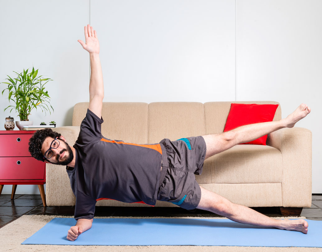 সাইড প্লাঙ্ক করার সময় শরীরের গড়ন ও পজিশনের উপর খেয়াল রাখুন। প্লাঙ্কের সময় শরীর যেন ভূমিতলের সঙ্গে সমান্তরাল ভাবে থাকে। ভুলবশত কোমর উঁচু হয়ে থাকলে সেখানে বাড়তি চাপ পড়বে। সে ক্ষেত্রে কোমরের সমস্যায় ভুগতে হতে পারে।