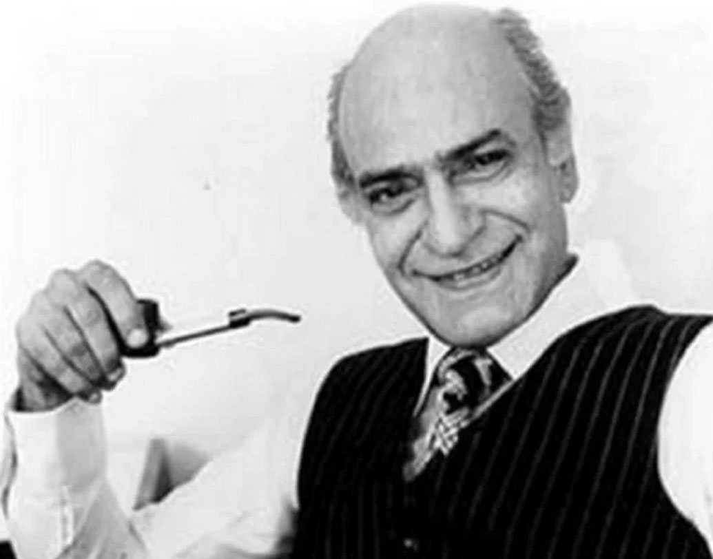 কাশ্মীরি পণ্ডিত পরিবারে হাঙ্গলের জন্ম ১৯১৪ সালে। আজকের পঞ্জাবের শিয়ালকোটে। তাঁর বড় হওয়া পেশোয়ারে। স্থানীয় থিয়েটারে অভিনয় করেছেন উল্লেখযোগ্য ভূমিকায়। যদিও জওহরলাল নেহরুর স্ত্রী কমলা নেহরুর আত্মীয় এ কে হাঙ্গল প্রথম জীবনে মূলত ছিলেন দর্জি।