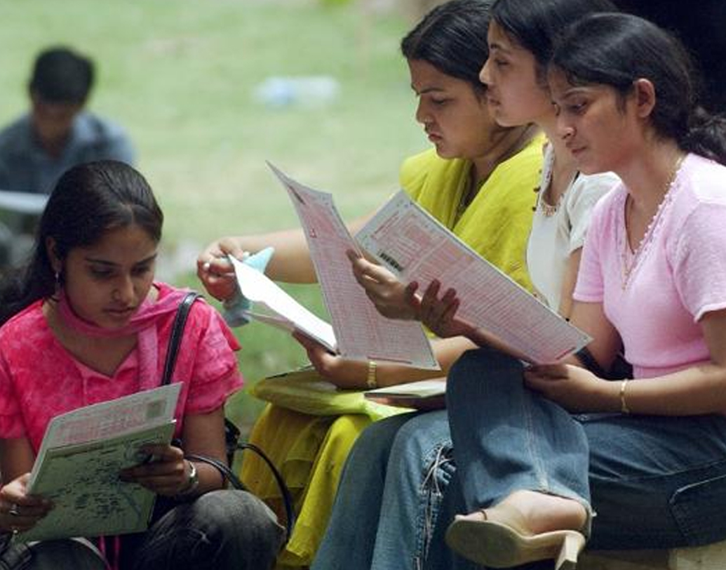 ছাত্রছাত্রীরা যাতে প্রতিষ্ঠানগুলির ‘দাবি’র ফাঁদে পা না দেন, তার জন্য সতর্ক করেছে ইউজিসি। দশ বছরেরও বেশি সময় ধরে প্রতিষ্ঠানগুলোর উপর নজর রাখা হয়েছে বলে জানিয়েছে ইউজিসি। অ্যান্টি ম্যালপ্র্যাকটিস সেল বা এএমপিসি-র তরফে তাদের বিরুদ্ধে আইনি পদক্ষেপ করা হবে বলে জানানো হয়েছে।