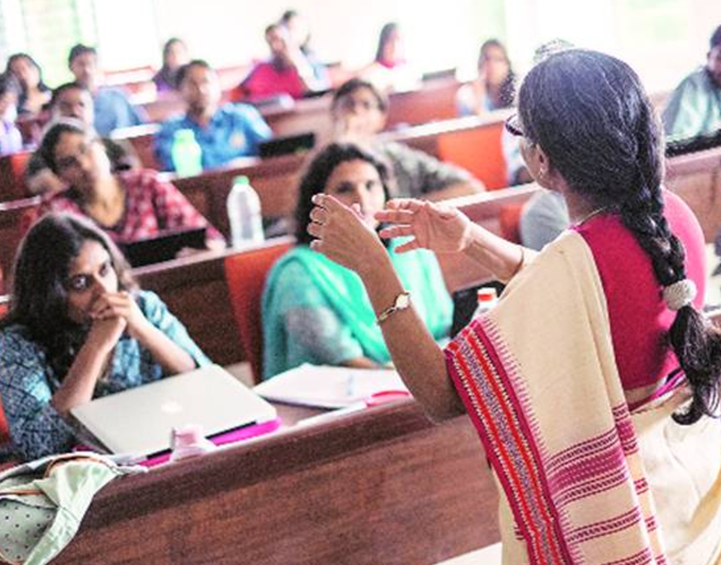 উত্তরপ্রদেশের সাতটি প্রতিষ্ঠানকে ভুয়ো বা স্বীকৃতিহীন বিশ্ববিদ্যালয় বলে চিহ্নিত করা হয়েছে। ২০০৫ সাল থেকেই তারা তালিকায় রয়েছে। সেগুলি হল ‘বারাণসেয় সংস্কৃত বিশ্ববিদ্যালয়’, ‘মহিলা গ্রাম বিদ্যাপীঠ/ বিশ্ববিদ্যালয়’, ‘গাঁধী হিন্দি বিদ্যাপীঠ’, ‘ন্যাশনাল ইউনিভার্সিটি অব ইলেক্ট্রো কমপ্লেক্স হোমিওপ্যাথি’, ‘নেতাজি সুভাষচন্দ্র বসু ওপেন ইউনিভার্সিটি’, ‘উত্তরপ্রদেশ বিশ্ববিদ্যালয়’ এবং ‘মহারানা প্রতাপ শিক্ষা নিকেতন বিশ্ববিদ্যালয়’।