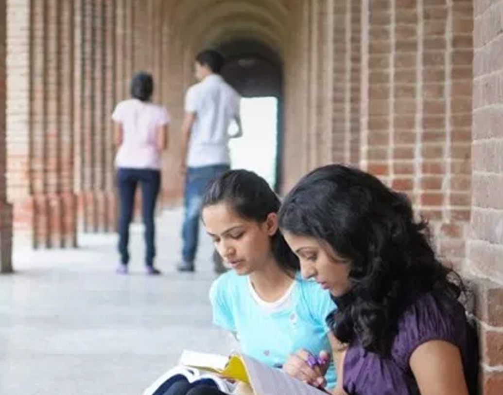 এ ছাড়াও ইউজিসি-র নজরদারির তালিকায় থাকা সত্ত্বেও গত ১৪ বছর ধরে আরও কিছু প্রতিষ্ঠান বহাল তবিয়তে চলে আসছে। কর্নাটকের ‘বড়াগান্বী সরকার ওয়ার্ল্ড ওপেন ইউনিভার্সিটি এডুকেশন সোসাইটি’, কেরলের ‘সেন্ট জনস ইউনিভার্সিটি’ এবং মহারাষ্ট্রের ‘রাজা অ্যারাবিক ইউনিভার্সিটি’।