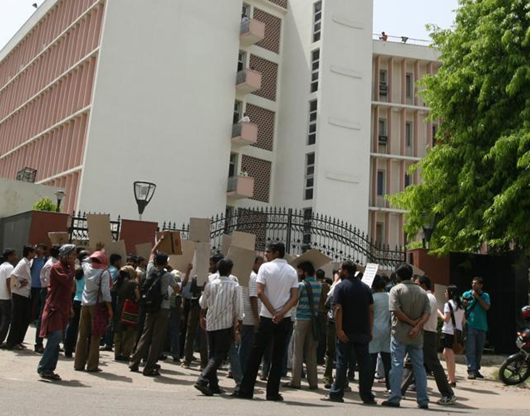 ব্যাঙের ছাতার মতো গজিয়ে ওঠা এই প্রতিষ্ঠানগুলির মোকাবিলায় ১৯৯৫ সালেই তৈরি হয়েছিল ইউজিসি-র অ্যান্টি ম্যাল প্র্যাকটিস সেল। সেলের তরফে দায়ের করা হয়েছে এফআইআর। জারি হয়েছে শোকজ নোটিস। পদক্ষেপের জেরে বেশ কিছু প্রতিষ্ঠান ঝাঁপ ফেলে ব্যবসা গুটিয়েছে বলে দাবি ইউজিসি-র। কিন্তু ভুয়ো প্রতিষ্ঠান নির্মূল করা যায়নি।