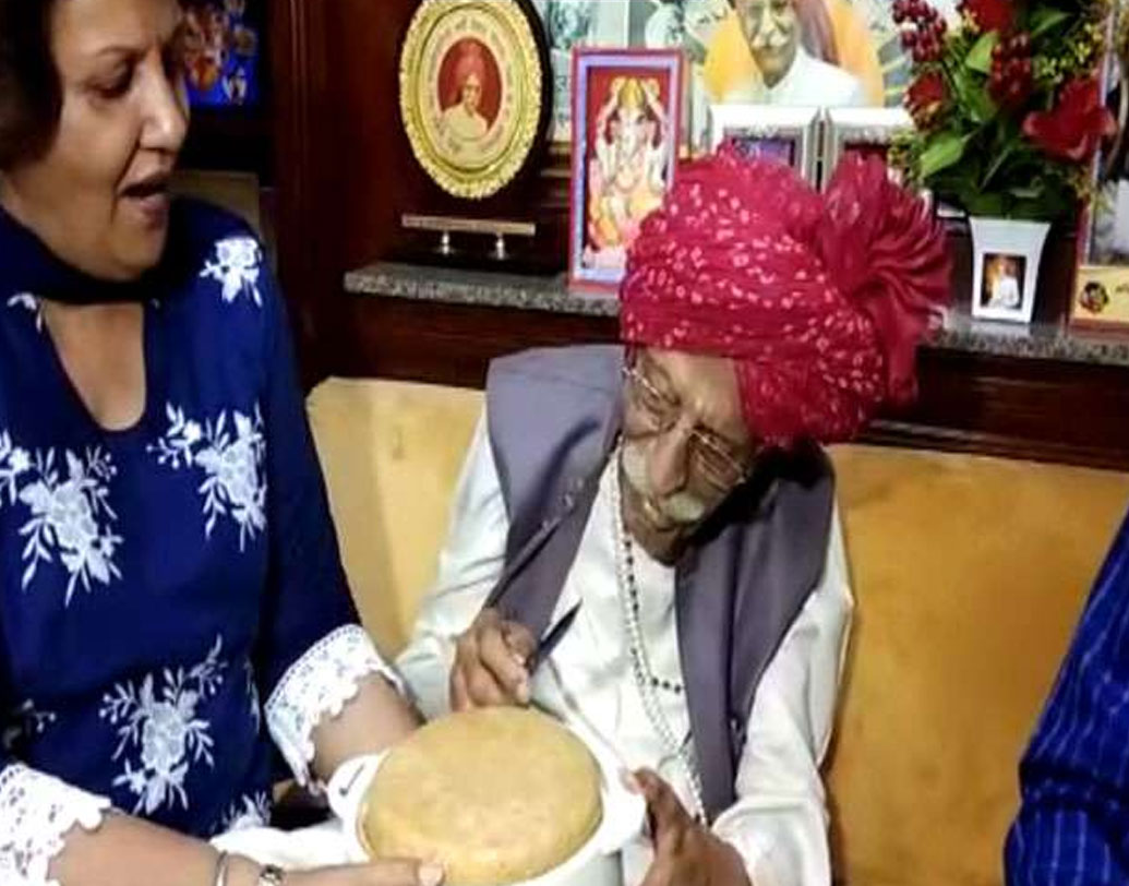 তিনি নিজেকে এখনও তরুণ ভাবতেই ভালবাসেন। মশলা সাম্রাজ্যের অধীশ্বর হলেও নিজে কিন্তু স্বল্পাহারী। বিশ্বাস করেন, কম খেলেই দীর্ঘ দিন সু্স্থ ভাবে বাঁচা যায়।