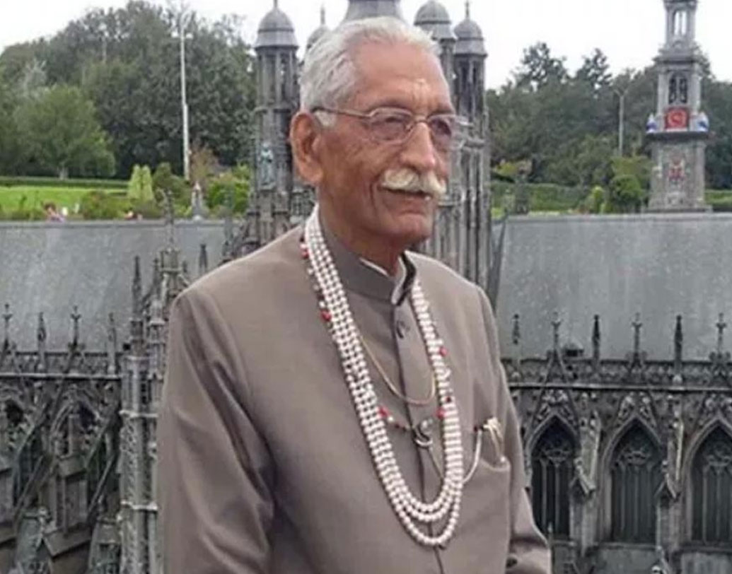 প্রতিদিন ভোর চারটেয় ঘুম থেকে উঠে হাঁটতে যান ধর্মপাল। ফিরে এসে যোগব্যায়ামের পরে হাল্কা প্রাতরাশ। বিকেলে এবং রাতেও হাঁটতে যান তিনি। মনের বয়স বাড়তে দেন না তিনি। স্মার্টফোনে নিয়মিত খবর পড়েন। চেক করেন হোয়াটসঅ্যাপ।