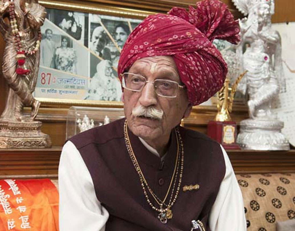 দিল্লির কীর্তিনগর ইন্ডাস্ট্রিয়াল এলাকায় তাঁর বাসভবন ‘এমডিএইচ হাউজ’ সাজানো ধর্মপাল গুলাটির ছবি দিয়েই। হয় তাঁর বিশাল কাট আউট, নয় তো ছবি বা ক্যালেন্ডার। চারদিকে হাস্যমুখে বিরাজ করছেন ধর্মপাল।