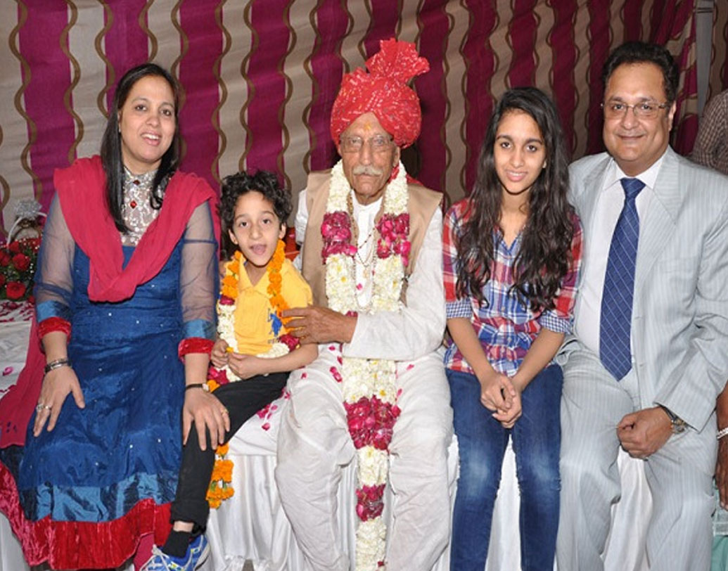 মশলার বিজ্ঞাপনেও প্রধান মুখ ধর্মপালই। তবে বিজ্ঞাপনে অভিনয় করা নেহাতই কাকতালীয়। কোনও এক বিজ্ঞাপনে শুটিং-এর দিন অনুপস্থিত ছিলেন জনৈক অভিনেতা। এ দিকে বাকিদের তো মাথায় হাত। শেষে বিজ্ঞাপন সংস্থার পরিচালকের নির্দেশে ধর্মপাল গুলাটি নিজেই অভিনয় করলেন কনের বাবার ভূমিকায়।