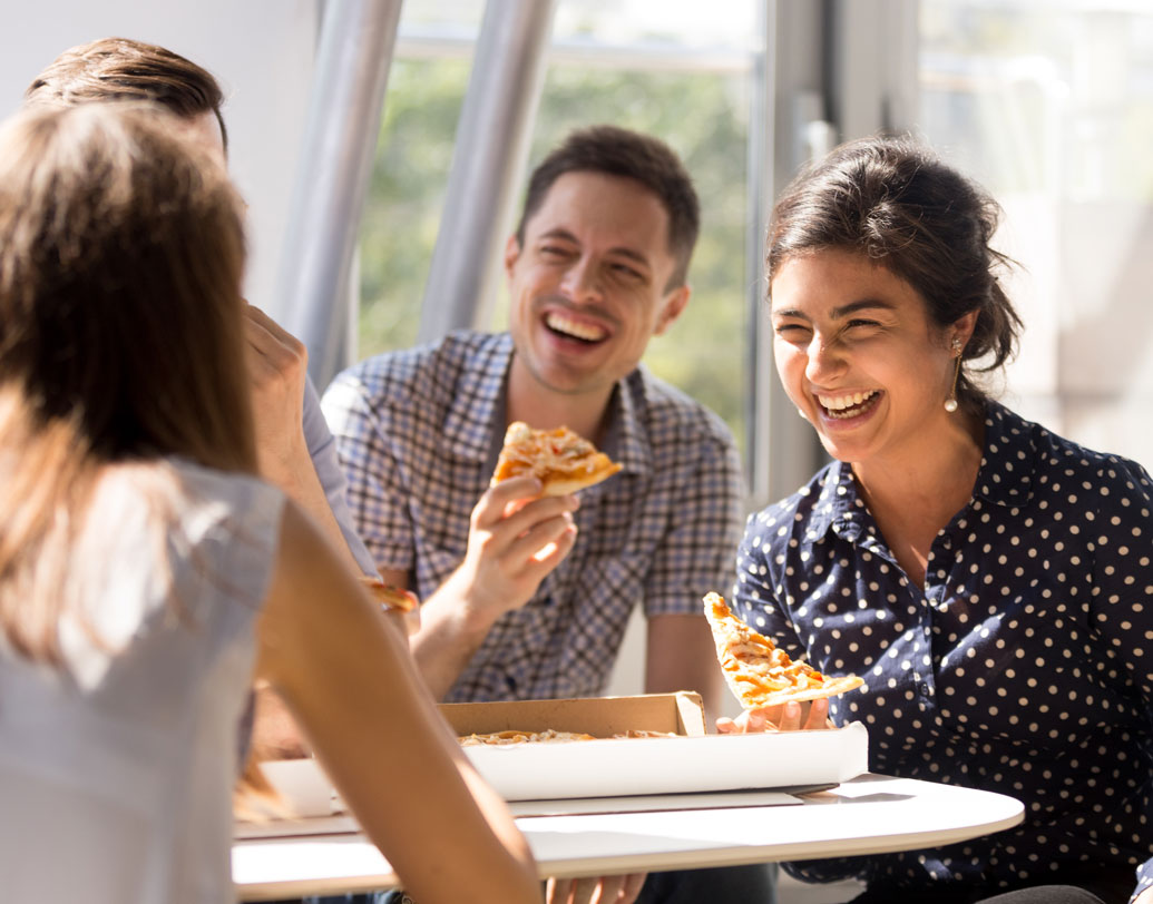 তা ছাড়া অফিস মাত্রই তাতে কাজের একটা আলাদা জগৎ থাকে। স্কুল-কলেজের সখ্য অফিসে খুব একটা গড়ে ওঠে না। উঠলেও তা অফিস বদলানোর পরেও সমান মাত্রায় টিকে আছে, এমন নজির কম। তাই যে যোগাযোগ ক্ষণস্থায়ী, তাকেই চাপ কমানোর মন্ত্র করে ফেললে মস্তিষ্কের কোষও এক সময় তা মেনে নেয় না। কারণ, অবচেতনে কাজ করে চলে এই আলাদা জগতের বিষয়টি।