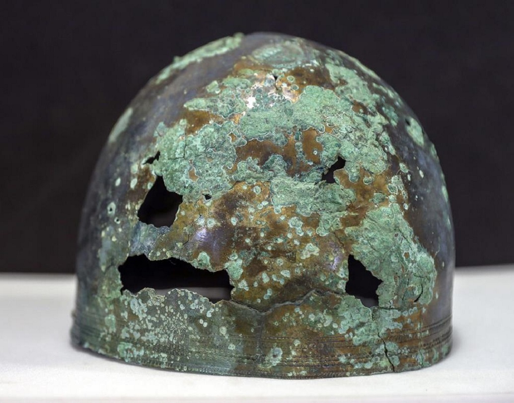 সমাধির মধ্যে থেকে মিলেছে তার মাথার উজ্জ্বল অলংকারযুক্ত মুকুট, তলোয়ার। লৌহ যুগের এই যোদ্ধার কবরটি ২০০৮ সালে সাসেক্সের বেরস্টেডের ‘বার্কলে হোমস হাউসিং ডেভেলপমেন্ট’ এর সামনে খননকার্য চলার সময় পাওয়া যায়। এত বছর ধরে গবেষণা চালানোর পর গবেষকরা সিদ্ধান্ত নিয়েছেন ২০২০ সালে চিচেস্টার-এর নভিয়াম মিউজিয়ামে প্রদর্শন করা হবে বাস্তবের অ্যাস্টেরিক্সকে।