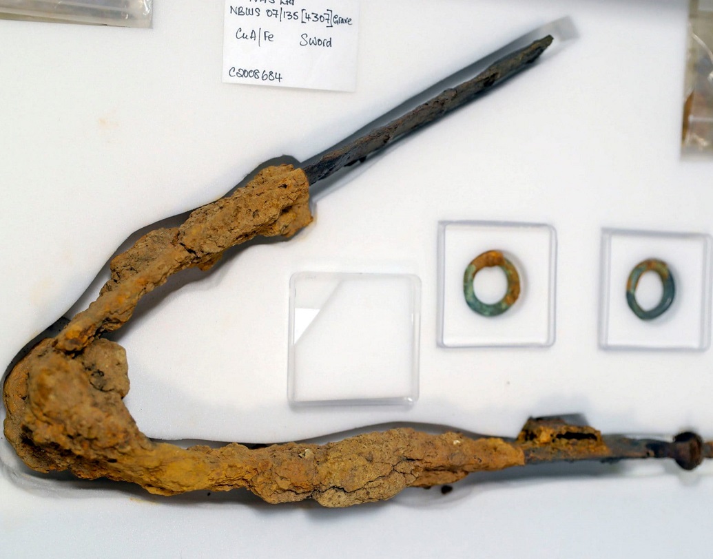 সমাধি থেকে উদ্ধার হওয়া অস্ত্রগুলি দেখে বোঝা যায়, সেলটিক যুগে কতটা উন্নত ছিল তাদের অস্ত্র তৈরি করার পদ্ধতি। পূর্ব বা পরবর্তী কোনও সময়ের তলোয়ারের সঙ্গেই মিল পাওয়া যায়নি উদ্ধার হওয়া এই তলোয়ারের।  সম্পূর্ণ নতুন এক প্রযুক্তি, স্টাইল এবং ডিজাইনের এই তলোয়ারটিতে এখনও ক্ষয় হয়নি তেমন।