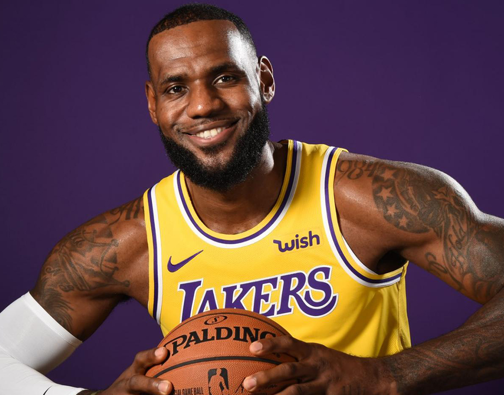লেবরন জেমস- ৩৪ বছরের এই আমেরিকান বাস্কেটবল খেলোয়াড় এখন খেলেন লস অ্যাঞ্জেলস লেকার্সের হয়ে। তাঁর ইনস্টাগ্রাম পোস্টের দাম প্রায় ১৮ কোটি ৭৬ লক্ষ টাকা। অলিম্পিক্সে দুটো সোনাও আছে জেমসের ঝুলিতে।
