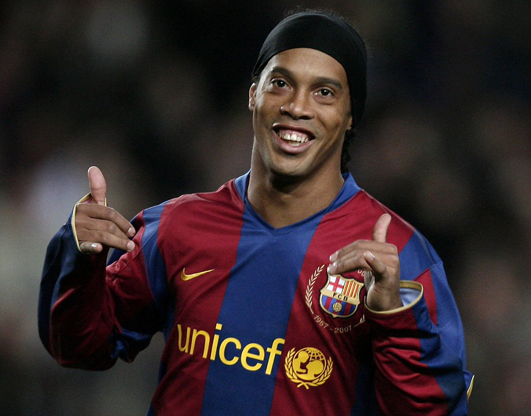 রোনাল্ডিনহো- একসময় তাঁর পায় ফুটবল কথা বলতো। কিন্তু তিনিও ফুটবল ছেড়েছেন চার বছর আগে। তবু একটুও চিড় ধরেনি তাঁর খ্যাতিতে। তাঁর এক একটি পোস্টের দাম প্রায়১৭ কোটি ৬৫ লক্ষ টাকা। তালিকার ছ’নম্বরে তিনি।