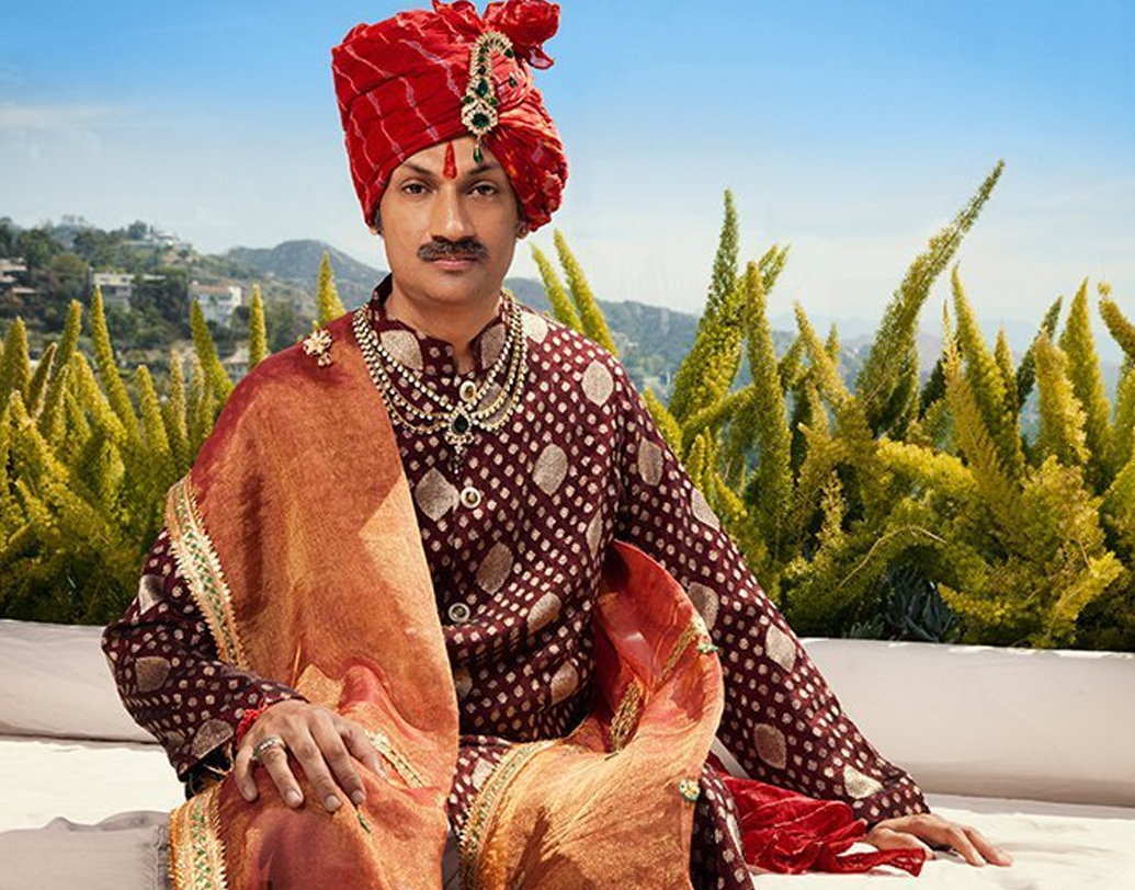 স্বাধীন ভারতে রাজতন্ত্র নেই। কিন্তু পুরনো নেটিভ এস্টেটের সামাজিক সম্মান সামাজিক স্তরে বজায় আছে। সে রকমই একটি এস্টেট পশ্চিম গুজরাতের রাজপিপলা। সেখানকার রাজবংশের ৩৯তম প্রজন্মের উত্তরাধিকার ছিলেন মানবেন্দ্র। তিনি মহারানা শ্রী রঘুবীর সিংহ রাজেন্দ্রসিংহ এবং মাহারানি রুক্মিনী দেবীর একমাত্র পুত্র।