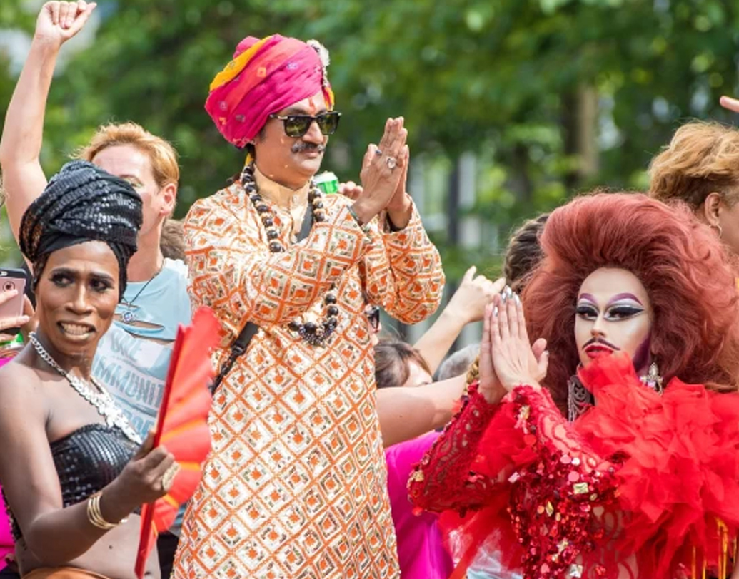 কৈশোর থেকেই তিনি বুঝতে পেরেছিলেন বন্ধুদের থেকে তিনি আলাদা। কিন্তু নিজের পছন্দ অপছন্দ মুখ ফুটে বলতে পারেননি। মনে হয়েছিল, তাঁর কথায় হয়ত গুরুত্ব দেওয়া হবে না। রাজপরিবারের রীতি অনুযায়ী মানবেন্দ্রর বিয়ে হয়েছিল এক রাজকন্যার সঙ্গে। কিন্তু সেই বিয়ে বেশি দিন টেকেনি। ছেলের বিবাহবিচ্ছেদ এবং যে কারণে এই বিচ্ছেদ, কোনওটাই মেনে নিতে পারেননি মানবেন্দ্রর বাবা-মা। সংবাদপত্রে বিজ্ঞাপন দিয়ে রাজপরিবারের তরফে ঘোষণা করা হয়, মানবেন্দ্রর সঙ্গে তাঁর বাবা-মা সব রকম সম্পর্ক ত্যাগ করছেন।