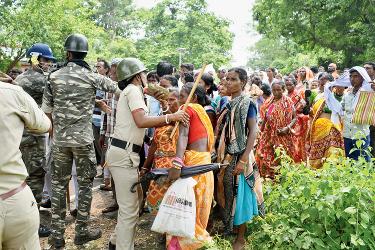 ধুন্ধুমার: মানবাজারের বিশরী পঞ্চায়েতে। নিজস্ব চিত্র