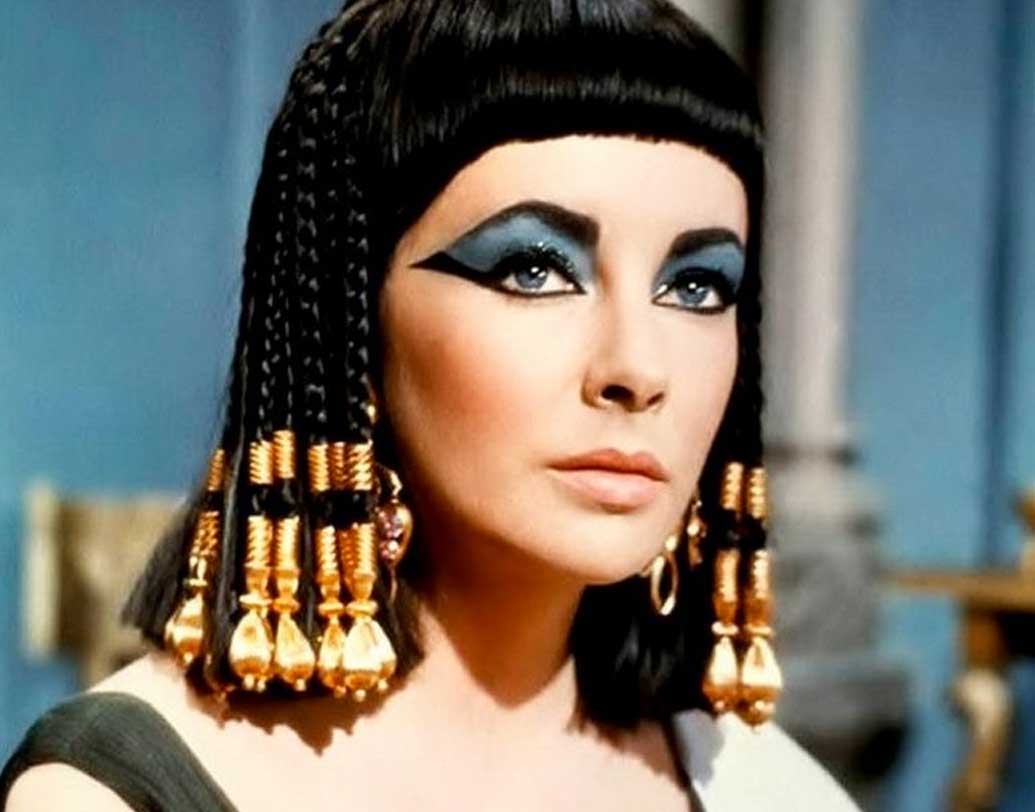 এলিজাবেথের কেরিয়ারে মাইলফলক সিনেমা হল ‘ক্লিওপেট্রা’। যশ, খ্যাতি, অর্থ সব কিছু তাঁকে দিয়েছিল এই ছবি। সেই সঙ্গে দিয়েছিল জীবনসঙ্গী রিচার্ড বার্টনকেও। এই ছবির সেটেই আলাপ দু’জনের। বার্টনকে দু’বার বিয়ে, দু’বার ডিভোর্স করেছিলেন লিজ। নায়িকা বলেছিলেন, ১৯৮৪ সালে রিচার্ড মারা না গেলে তিনি আরও একবার বিয়ে করতেন তাঁকে।