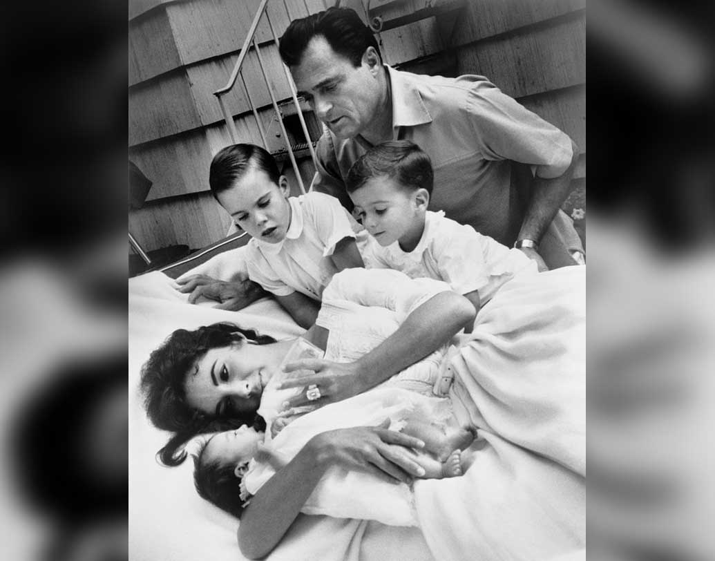 আট বার বিয়ে থেকে মোট চার জন সন্তানের মা হয়েছিলেন এলিজাবেথ। মাইকেল ওয়াইল্ডিং ও এলিজেবেথের দুই ছেলে। মাইকেল জুনিয়র এবং ক্রিস্টেফার এডওয়ার্ড। মাইক টডের সঙ্গে তাঁর বিয়েতে জন্ম কন্যা লিজার। রিচার্ড বার্টন ও এলিজাবেথ টেলরের কন্যার নাম মারিয়া বার্টন।