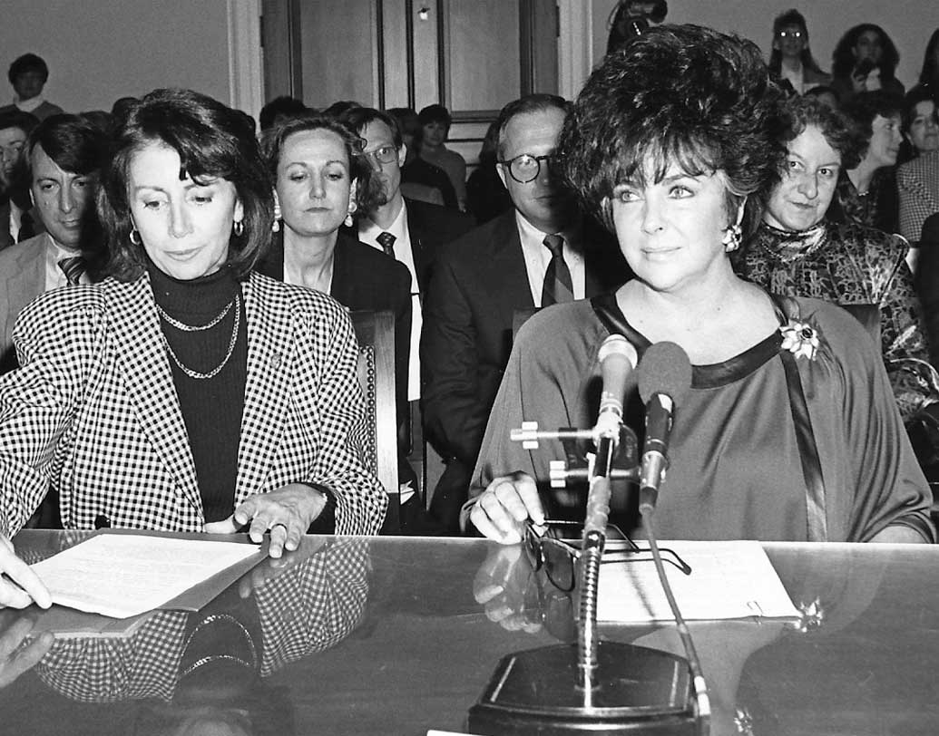 জীবনে মোট পাঁচ বার মনোনীত হয়েছেন অস্কার-এর জন্য। পেয়েছেন দু’বার। ‘হুজ অ্যাফ্রেড অব ভার্জিনিয়া উল্ফ’ এবং ‘বাটারফিল্ড ৮’ ছবিতে অভিনয় তাঁকে এনে দিয়েছে শ্রেষ্ঠ অভিনেত্রীর জন্য অ্যাকাডেমি পুরস্কার।