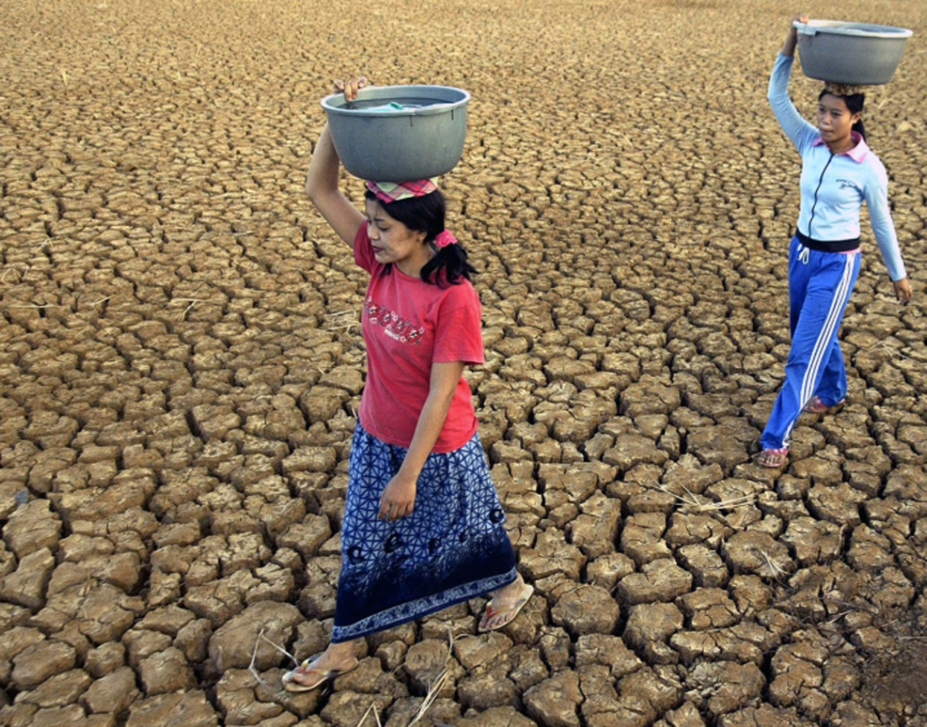 তার সঙ্গে পাল্লা দিয়ে বাড়ছে খরা পরিস্থিতি। রাষ্ট্রপুঞ্জের তথ্য বলছে, পরিস্থিতি এমন জায়গায় পৌঁছচ্ছে যে, ২০৩০ সালের মধ্যে পানীয় জলের চাহিদা বেড়ে যাবে প্রায় ৪০ শতাংশ।
