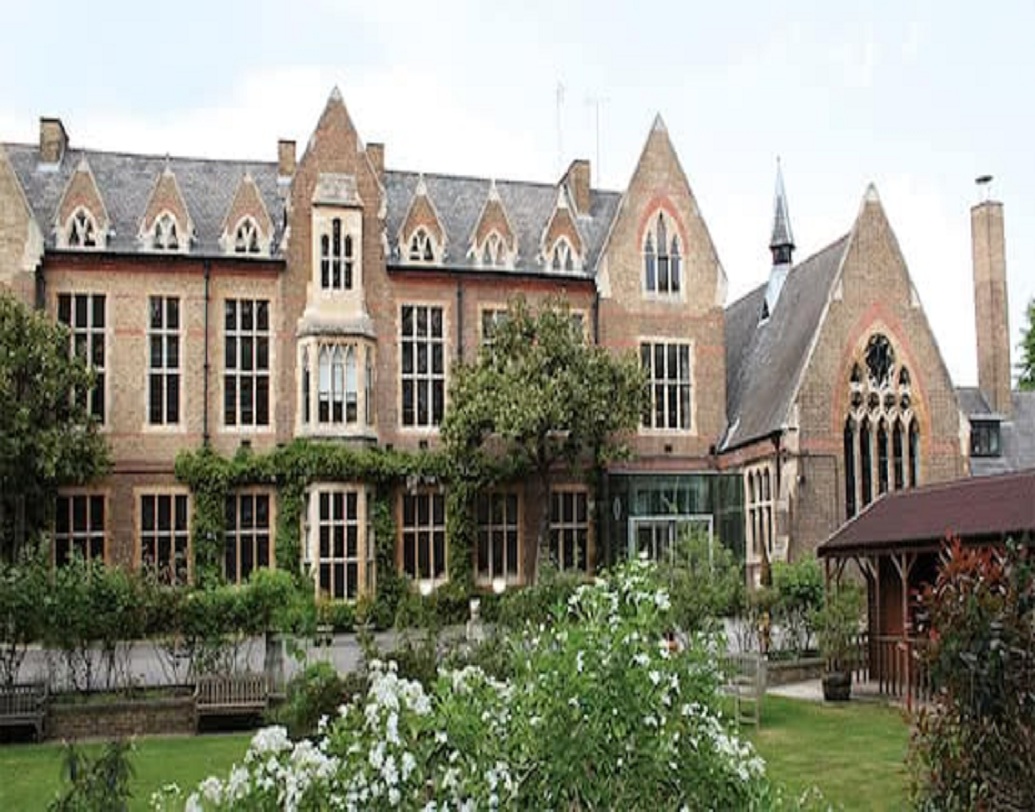 ১৯৯৯ থেকে ২০০৬ সাল পর্যন্ত তিনি পশ্চিম লন্ডনের গডলফিন অ্যান্ড লাটিমার সেকেন্ডারি স্কুলে পড়াশোনা করেন।