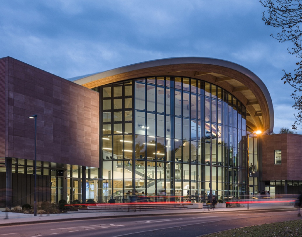 পড়াশোনায় বরাবরই ভাল ক্যারি ২০০৯ সালে ইউনিভার্সিটি অব ওয়ারউইক থেকে থিয়েটার এবং হিস্টরি অব আর্টস নিয়ে প্রথম শ্রেণির ডিগ্রি নিয়ে স্নাতক হন।