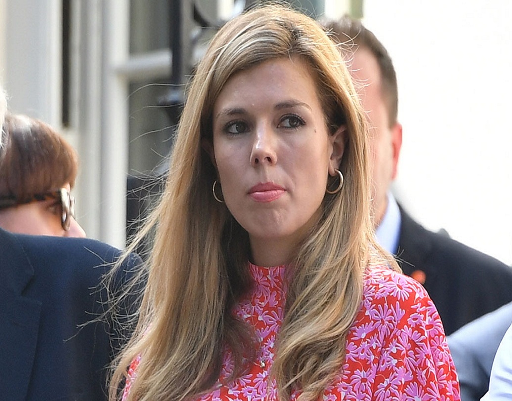 ২০০৯ সালে কনজারভেটিভ হেডকোয়ার্টারে প্রেসের প্রধান হিসেবে ক্যারি সাইমন্ডস কাজ শুরু করেন। মাত্র ২৯ বছর বয়সেই এই তরুণী তাঁর দক্ষতার মাধ্যমে কনজারভেটিভ পার্টির পিআর প্রধান হিসাবে নির্বাচিত হন।