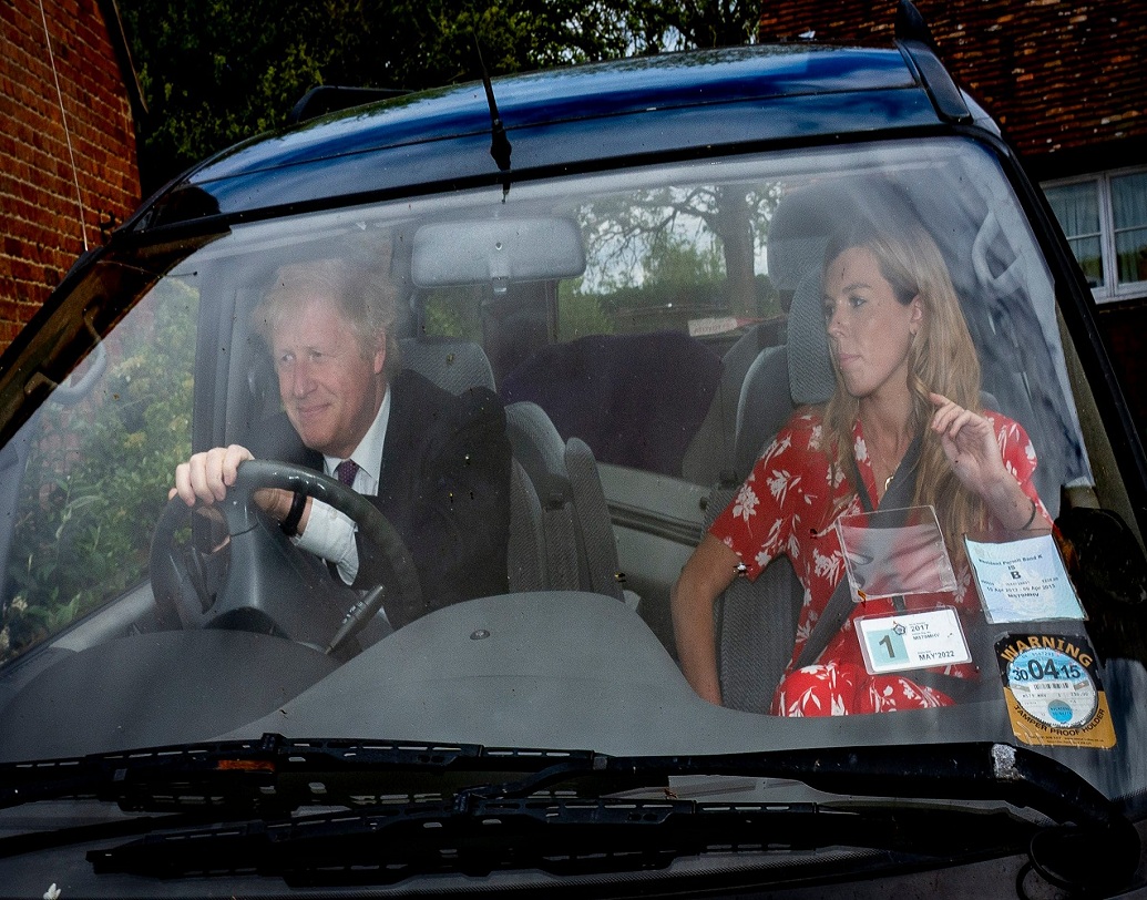 ২০১২ সালে কাজের সূত্রেই বরিস এবং ক্যারির আলাপ। ২০১৮ সালে বরিস জনসনের বিবাহবিচ্ছেদ ঘটে। এর পরেই নাকি সম্পর্কে জড়ান বরিস এবং ক্যারি। তবে দু’জনের কেউই সম্পর্কের কথা প্রকাশ্যে স্বীকার করেননি।