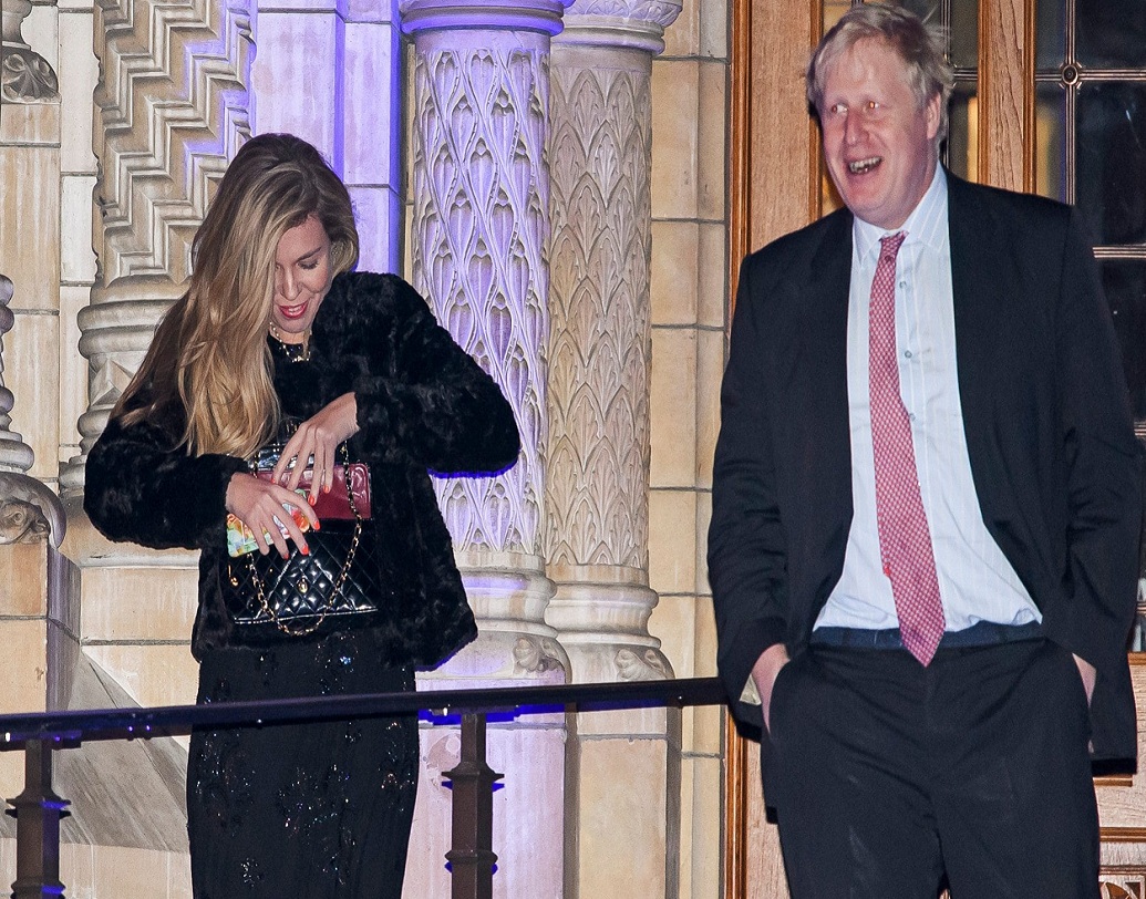 ডাউনিং স্ট্রিটের বাড়িতে জনসনের সঙ্গে ক্যারি থাকলে সে দেশের ইতিহাসে এই প্রথম বার দেশের প্রধানমন্ত্রী কোনও অবিবাহিত মহিলার সঙ্গে থাকবেন।