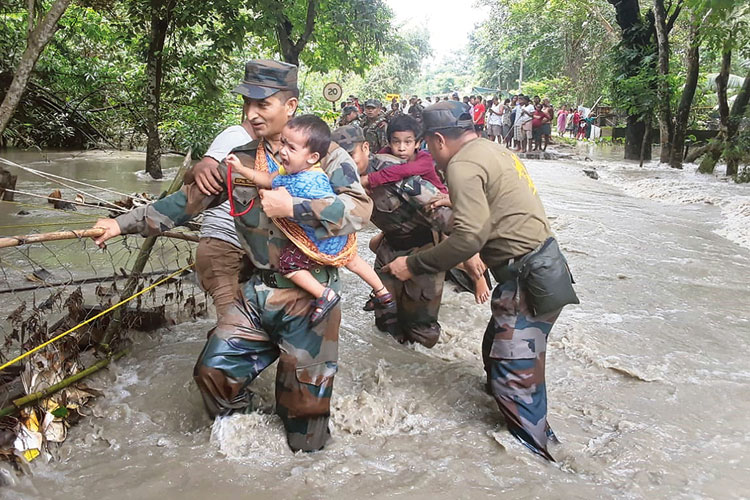 উদ্ধার: বন্যাকবলিত গ্রাম থেকে বাসিন্দাদের বার করে আনছে সেনাবাহিনী। বুধবার অসমের নলবাড়িতে। ছবি: পিটিআই।