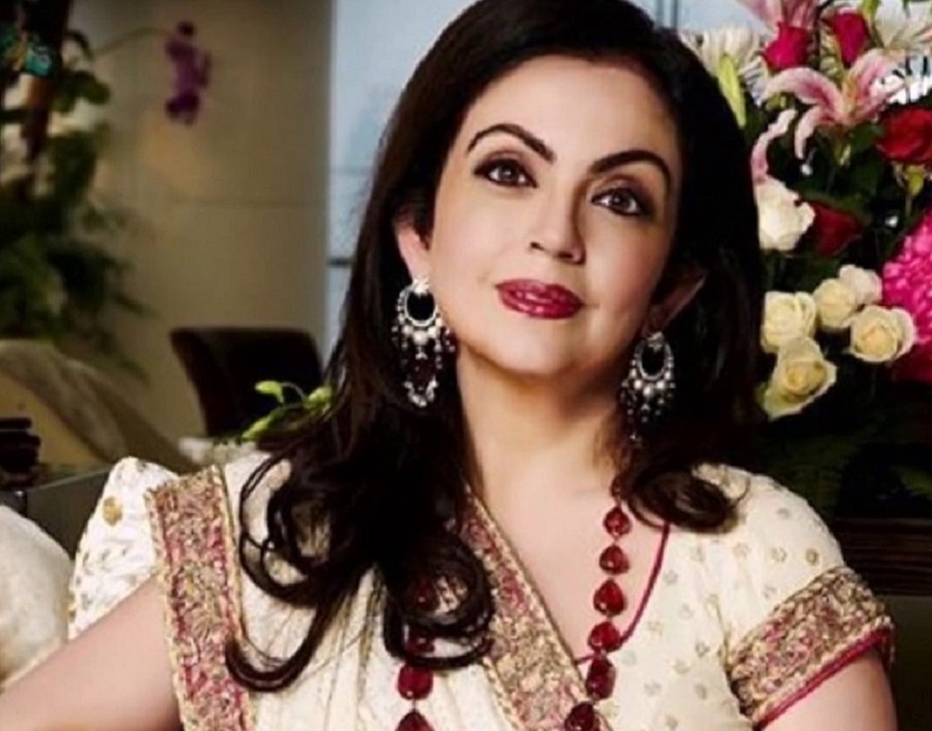 বর্তমানে সাড়ে তিন লক্ষ কোটি টাকার মালিক নীতা অম্বানীর সময়ের সঙ্গে চেহারায় পরিবর্তনও লক্ষণীয়। বিভিন্ন কাজে ব্যস্ত থাকা সত্ত্বেও তিনি নিজের পরিচর্যা করতে ভোলেন না একদিনও। শুধু দামি প্রোডাক্ট নয়, তিনি নাকি এক পোশাক, জুতো দ্বিতীয় বার পরেন না। একই নিয়ম নাকি গয়নাগাটির ক্ষেত্রেও।