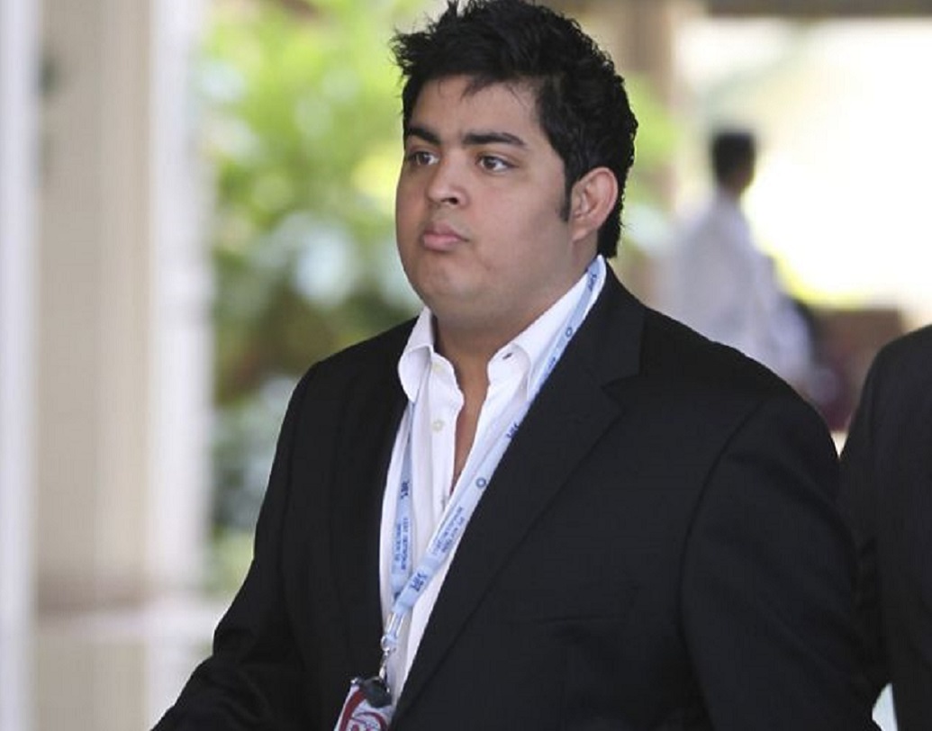 মুকেশ-নীতা অম্বানীর বড়ো ছেলে আকাশ অম্বানী। ২৮ বছর বয়সি আকাশ এই বছরের মার্চ মাসেই বিয়ে করেন হীরে ব্যবসায়ী রাসেল মেহতার মেয়ে শ্লোকা মেহতাকে। আকাশের বিয়ের আগে ওজন ছিল অনেকটাই। গোলগাল চেহারার আকাশ ব্রাউন ইউনিভার্সিটি থেকে অর্থনীতি নিয়ে পাশ করেছেন।