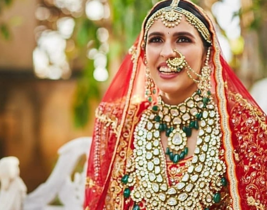 শ্লোকা বরাবরই দামি গাড়ি ব্যবহার করতে যেমন ভালবাসেন, তেমনই বিশ্বের সেরা মেকআপ প্রোডাক্টগুলি ব্যবহার করেন। ফ্যাশনেবল ও আকাশছোঁয়া দামের জামা কাপড় পরে বিয়ের আগে থেকেই লাইমলাইটে থেকেছেন শ্লোকা। বিয়ের অনুষ্ঠানেও তিনি পরেছিলেন ৫০ হাজার স্ফটিক বসানো লেহেঙ্গা।