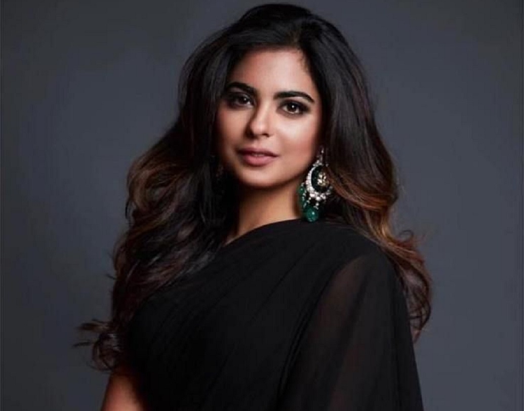 তবে পড়াশোনা শেষ করে ব্যবসায় যোগ দেওয়ার আগেই ইশা তাঁর চেহারার পরিবর্তনের জন্য পরিশ্রম শুরু করেন। বিয়ের আগে কেবল ওজনই কমাননি, সঙ্গে নিজেকে আরও লাস্যময়ী করে তোলার জন্য নিয়মিত বিভিন্ন রূপচর্চাও করিয়েছেন।