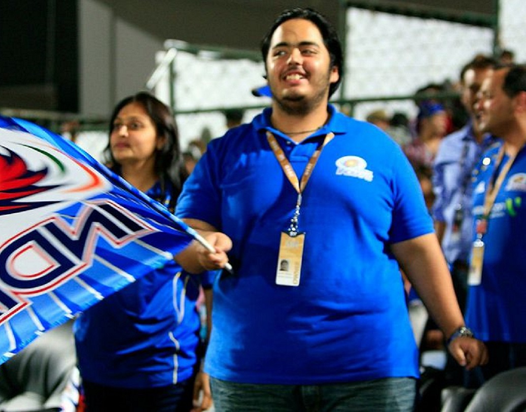 অম্বানী পরিবারের ছোট ছেলে এবং ইশার যমজ ভাই অনন্তকে নিয়ে মিডিয়ায় বহু বছর ধরেই চর্চা চলছে। সেই চর্চার কারণ হল তার বিপুল ওজন। ২১ বছর বয়সী অনন্ত নিজের ওজন কমানোর জন্য ভারতের সেরা চিকিৎসকদের কাছে গেলেও তারা অসফল হন। অগত্যা বিদেশেই পাড়ি দেন অনন্ত।