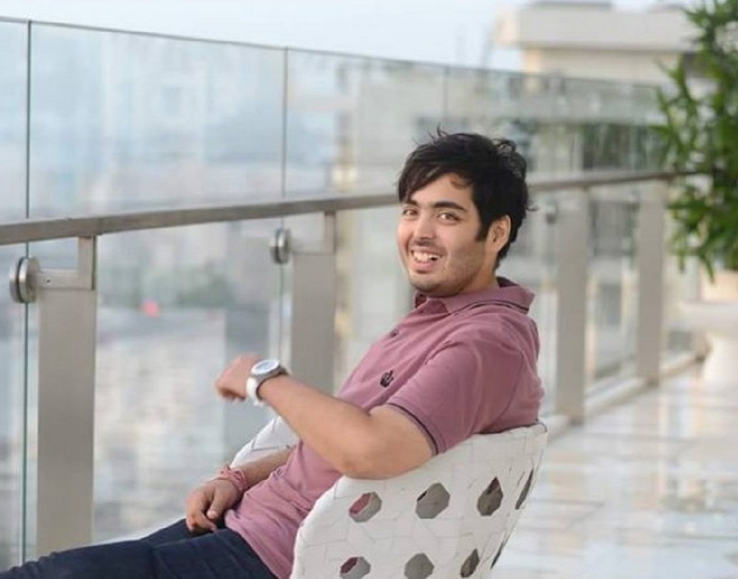 দেড় বছরের দীর্ঘ চেষ্টা ও কড়া ডায়েট মেনে অনন্ত অম্বানী ১০৮ কেজি ওজন কমিয়ে ফেলেন! বিশালাকায় অনন্ত এখন কিন্তু নিজেকে ‘ফিটনেস ফ্রিক’ হিসাবেই পরিচয় দিতে পছন্দ করেন। অতি কষ্টে ঝড়ানো ওজন যাতে আর ফিরে না আসে, তার জন্য রোজ যোগা ও জিম করেন তিনি। চেহারার সঙ্গে পরিবর্তন হয়েছে চুলের স্টাইলেও।