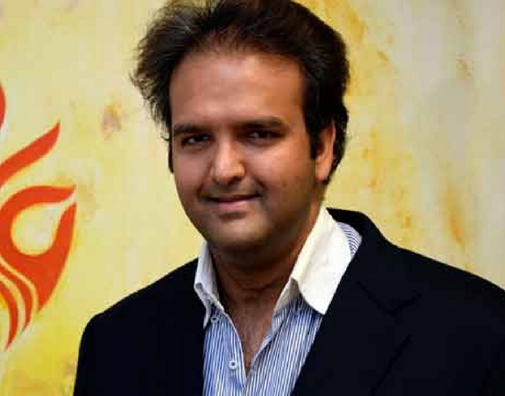 নামী ব্যবসায়ী অজয় পিরামলের ছেলে আনন্দ পিরামল বিয়ে করেন ইশা অম্বানীকে। অম্বানী পরিবারের এই নতুন সদস্য ৩৩ বছর বয়সী আনন্দের চেহারারও সময়ের সঙ্গে বিপুল পরিবর্তন ঘটেছে। তবে তা মোটেই অম্বানীদের মতো নয়। মুম্বই ইউনিভার্সিটি থেকে পাশ করা আনন্দ প্রায় ২২ বছর বয়সেই কাপড়ের ব্যবসায় যোগ দেন।