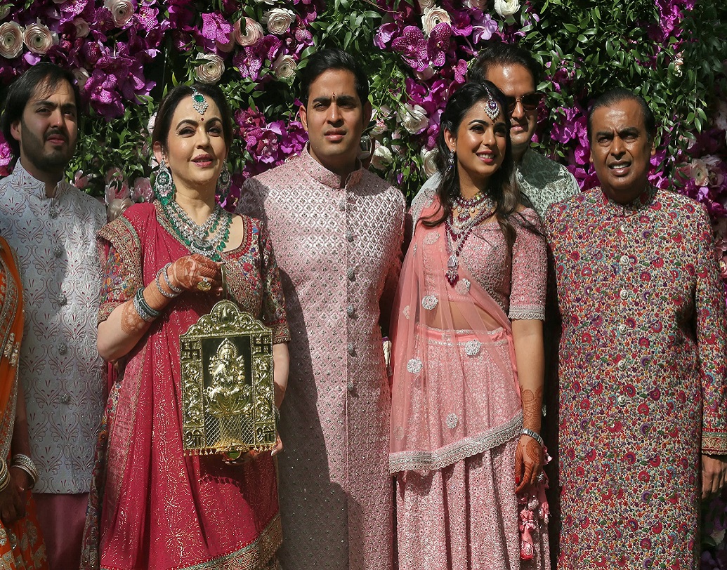 যেখানে অম্বানীরা নিজেদের আকর্ষণীয় করে তুলতে চেষ্টার কোনও খামতি রাখেননি, আনন্দ কিন্তু সম্পূর্ণ বিপরীত সেই দিক থেকে। বয়সের সঙ্গে তার ওজনও বেড়েছে কিছুটা এবং মাথার চুলের সংখ্যাও কমেছে। তার এই চেহারার জন্য বিয়ের সময় ট্রোলিং-এর মুখেও পড়তে হয়েছিল।